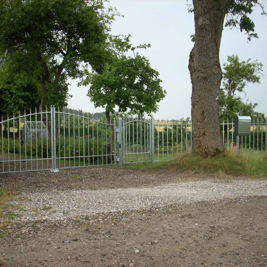 Havelåge og smedejernsstakitter ved ejendommen