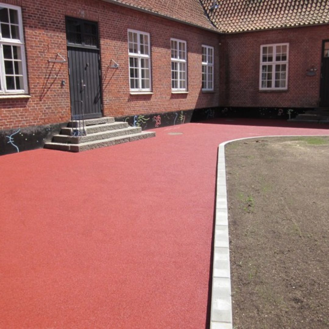 Rød gummiasfalt mellem skolebygningerne på Tingvej i Viborg