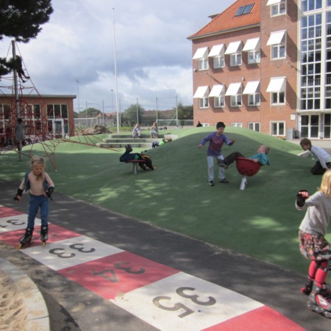Legebakke i grøn gummiasfalt på Åbyhøj Skole