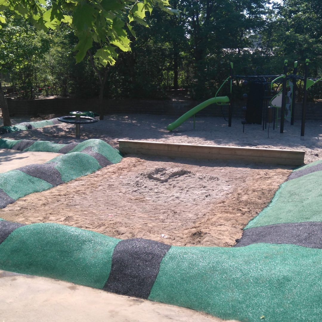 Detalje af gummislange i skolegården