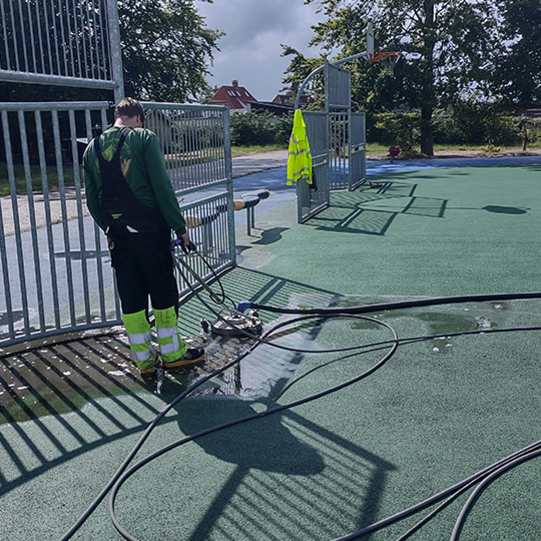 Rengøring af gummiunderlag på Vejgårdøstre Skole