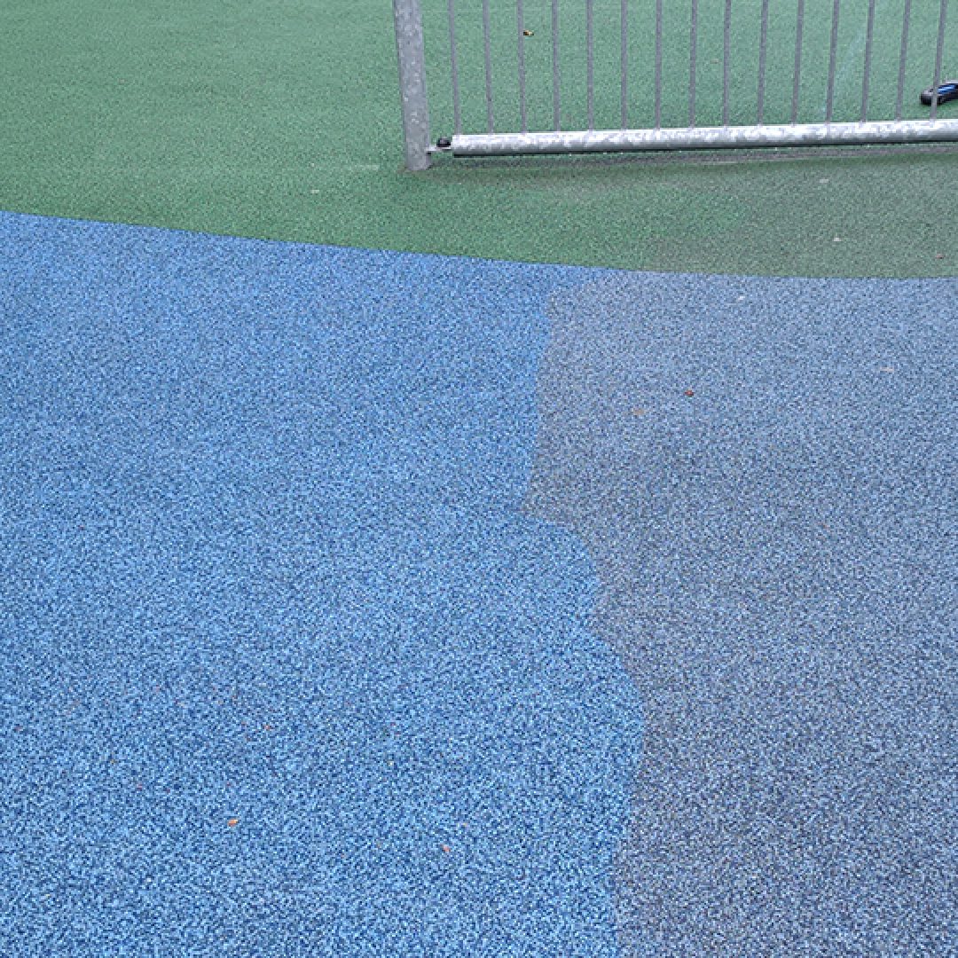 Før og efter gummivask på skolen
