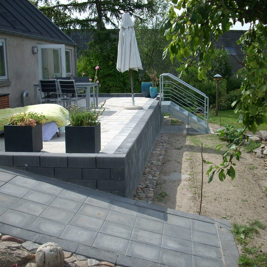 Hævet terrasse med Hacienda-fliser i Helstrup ved Randers
