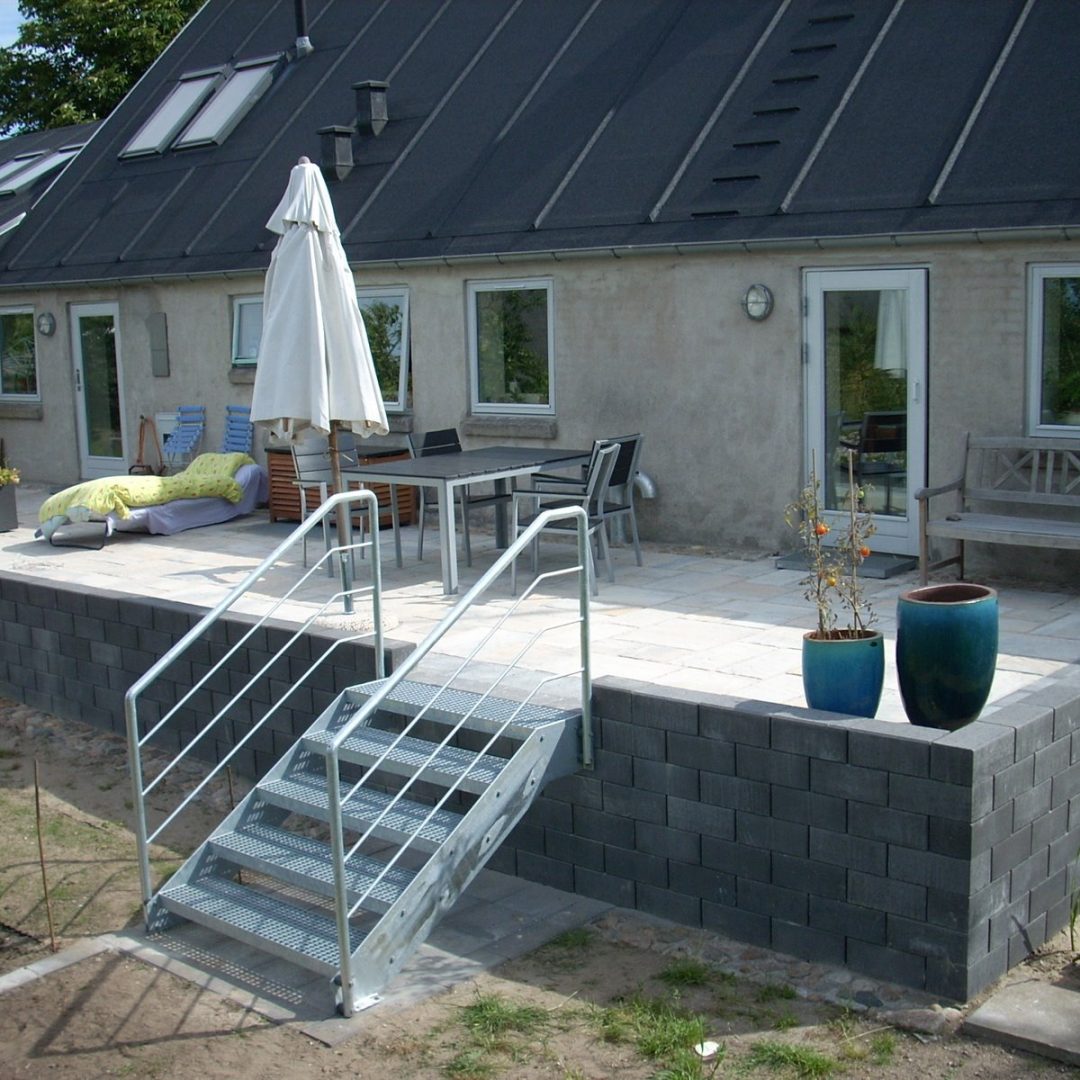 Specialfremstillet ståltrappe og Hacienda-belægning ved hævet terrasse i Helstrup