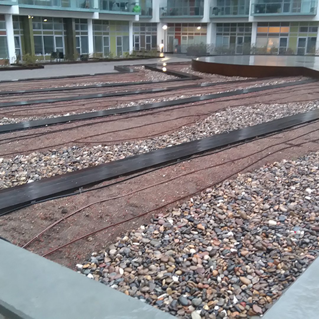 Belægning og opholdszone ved boligprojekt