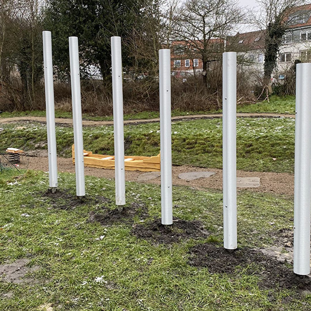 Legestation under træerne i parken