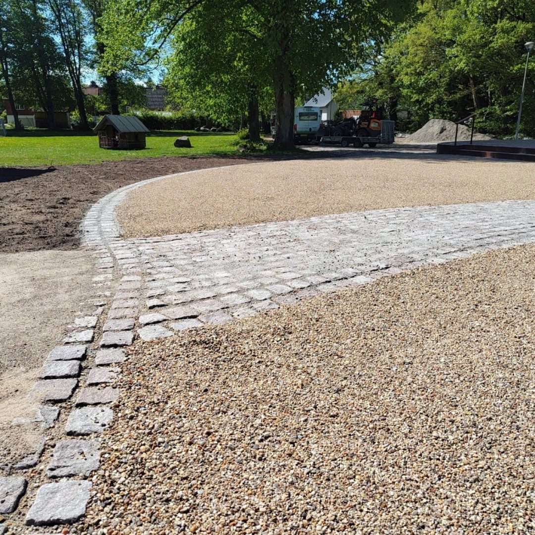 Asfaltbelægning med genbrugte chaussésten på festpladsen