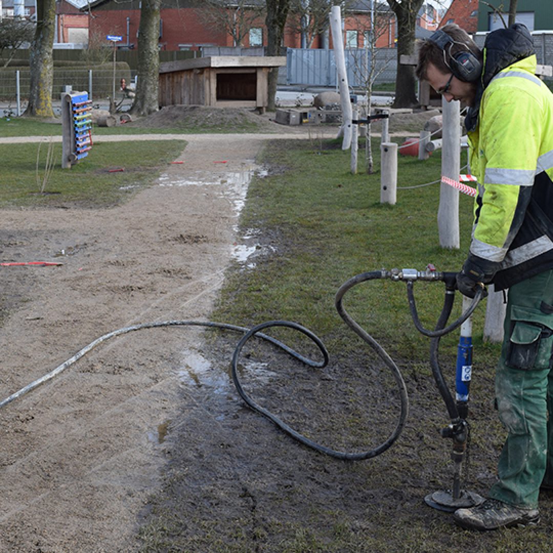 Trykluftsbehandling af legepladsens jord