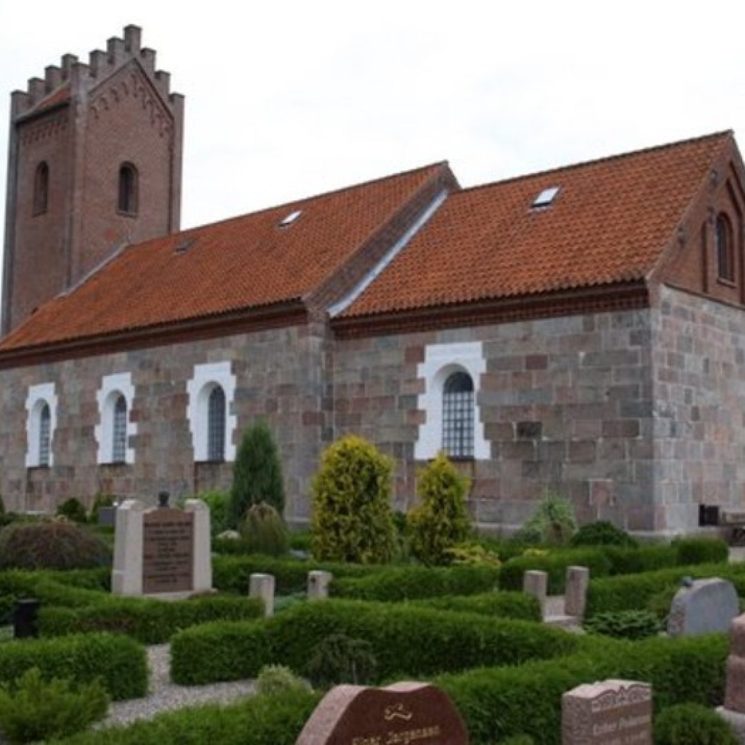 Kirkediger og græs ved Sporup Kirke