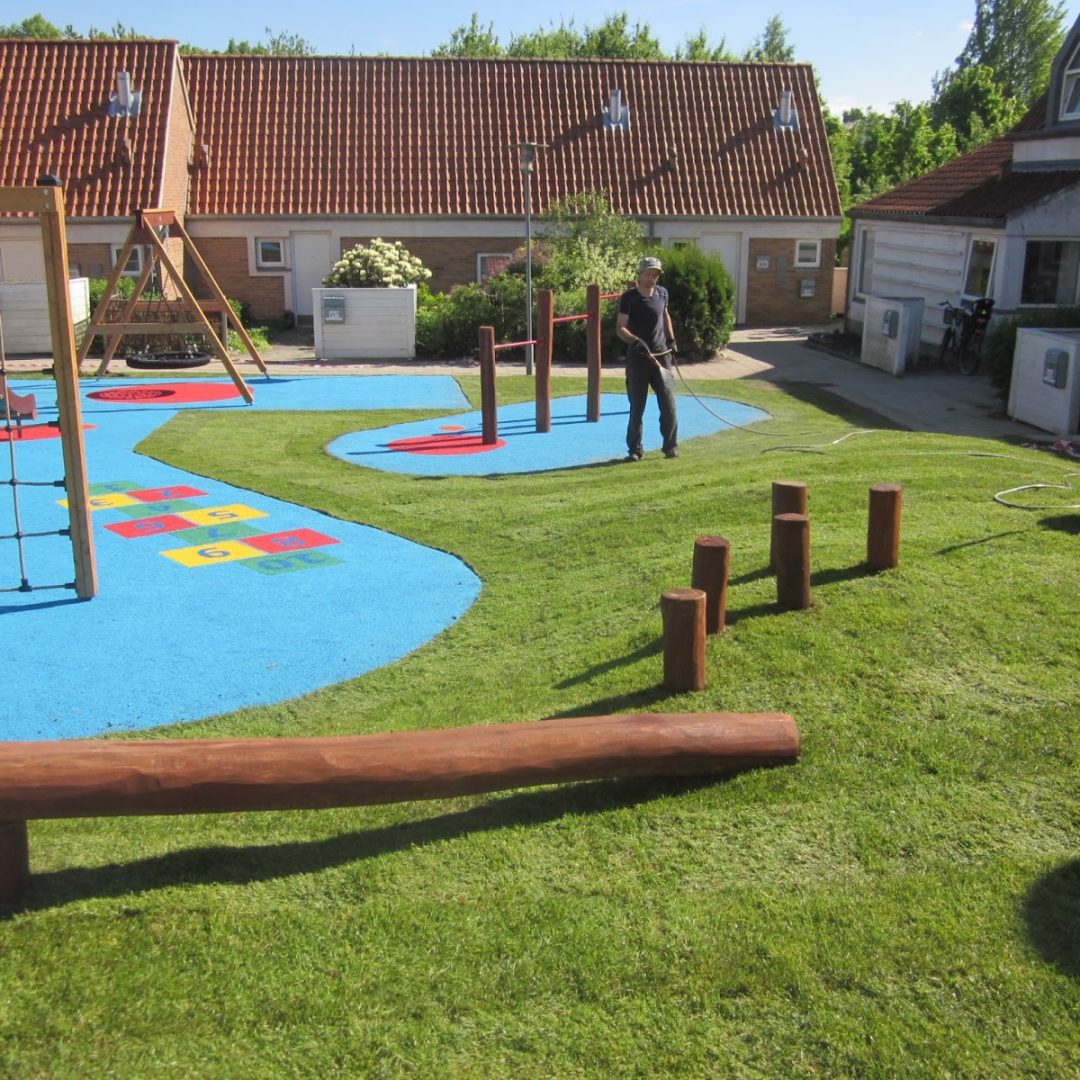 legeplads-med-faldunderlag-og-rullegraes-egevangen-1