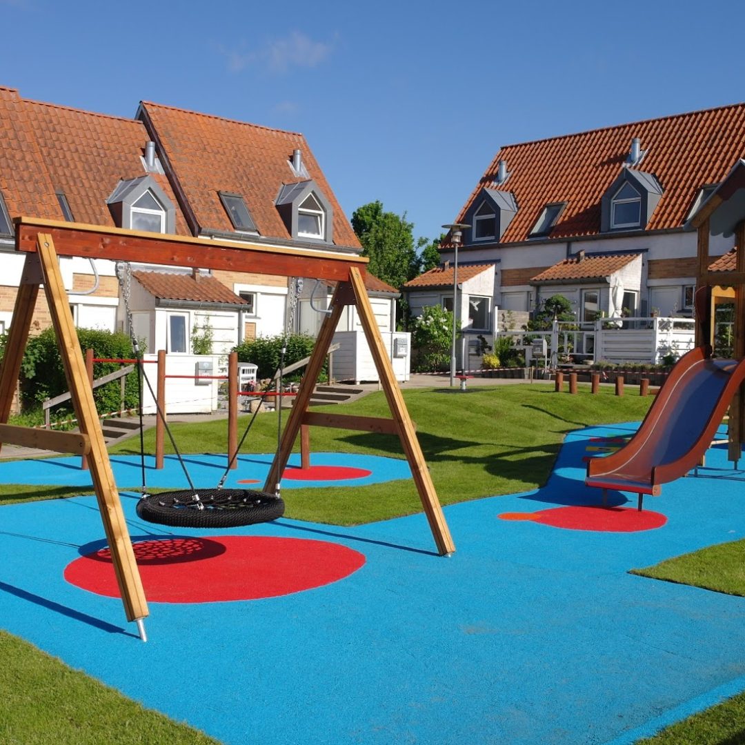legeplads-med-faldunderlag-og-rullegraes-egevangen-5