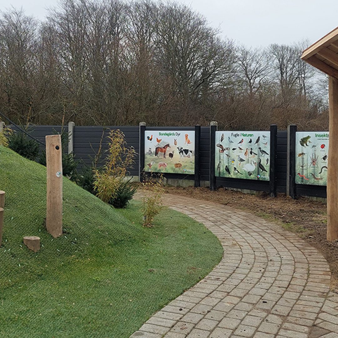 Detalje fra legeplads med kunstgræs