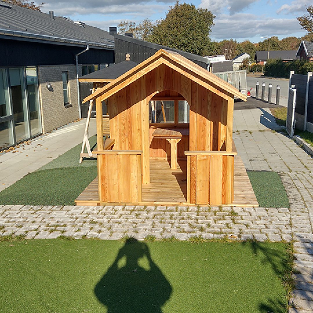 Legehus i terræn på legeplads