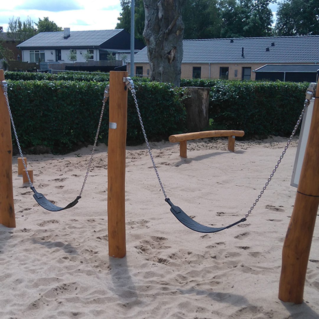 Legeredskaber ved forsamlingshuset