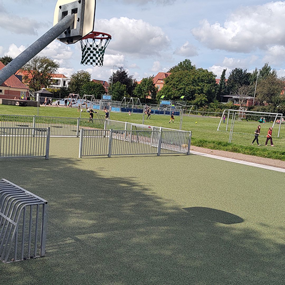 Basketballkurv på multibanen