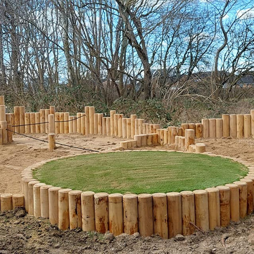 Legeområde med sand og kunstgræs på Asmusgårdsvej