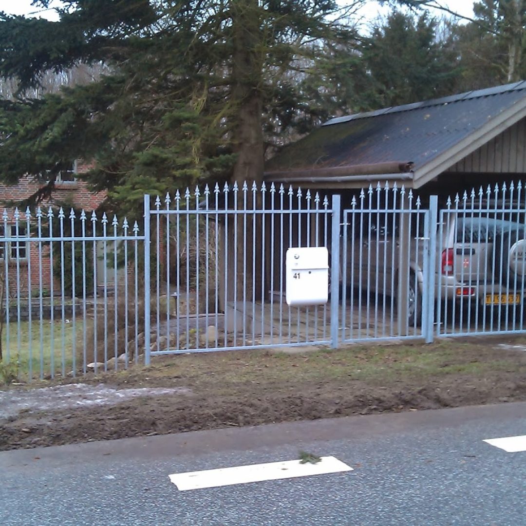Smedejernshegn i modellen Parijs monteret i privat have