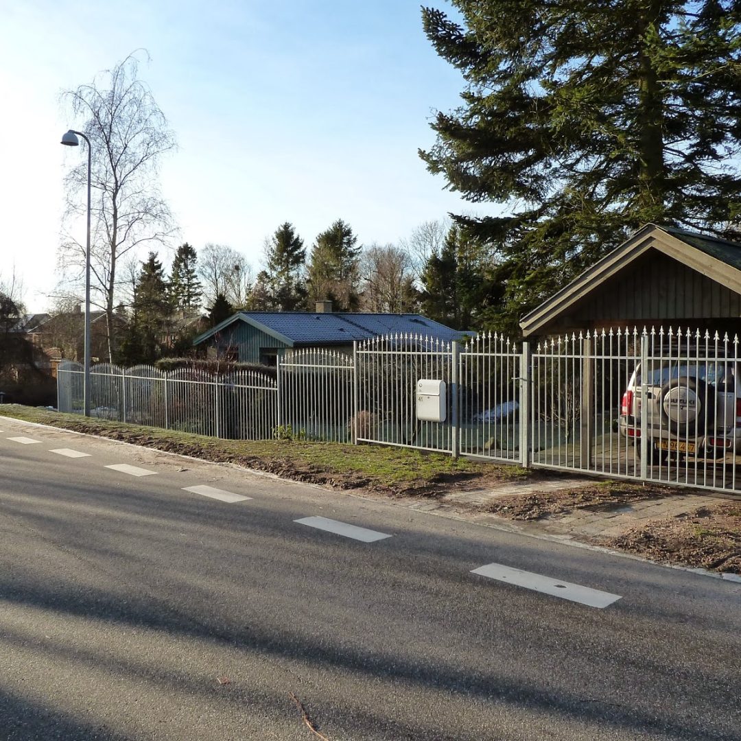 Stort parti smedejernshegn model Parijs på skrånende terræn