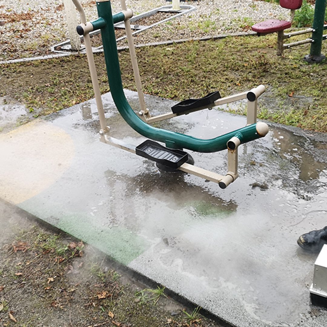 Vask af gummibelægning ved fitnessområde